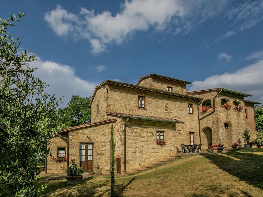 Quaint Tuscan Farmhouse — 4-Star Luxury Hotel in Montepulciano, Italy