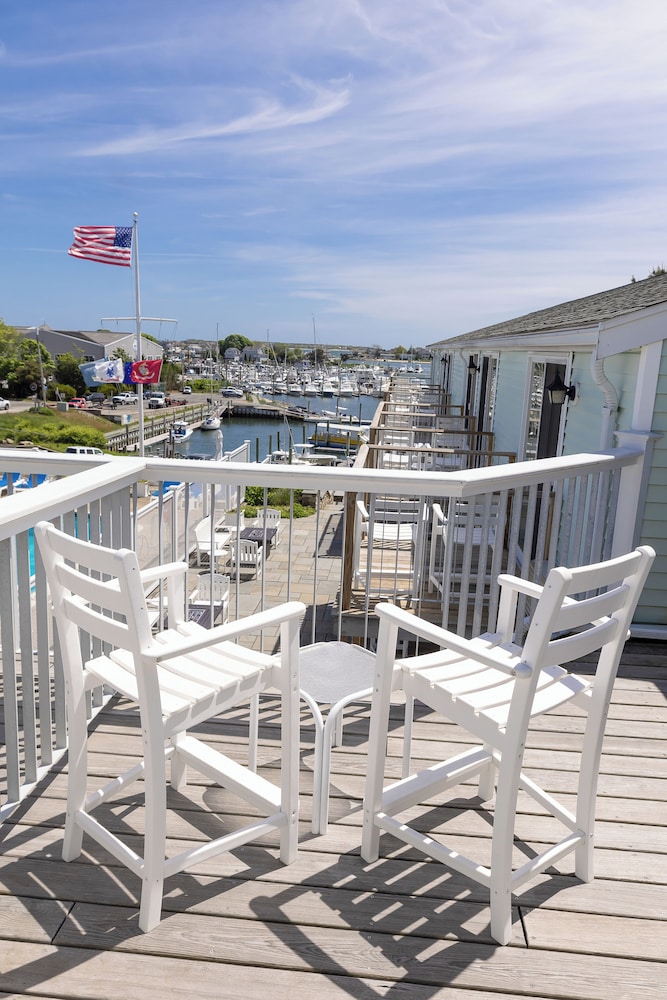 Anchor In Distinctive Waterfront Lodging - photo 21