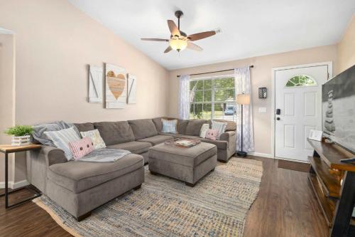 Cozy Cottage 3 mi to UofA 4 mi to DT — 4-Star Luxury Hotel in Fayetteville, United States