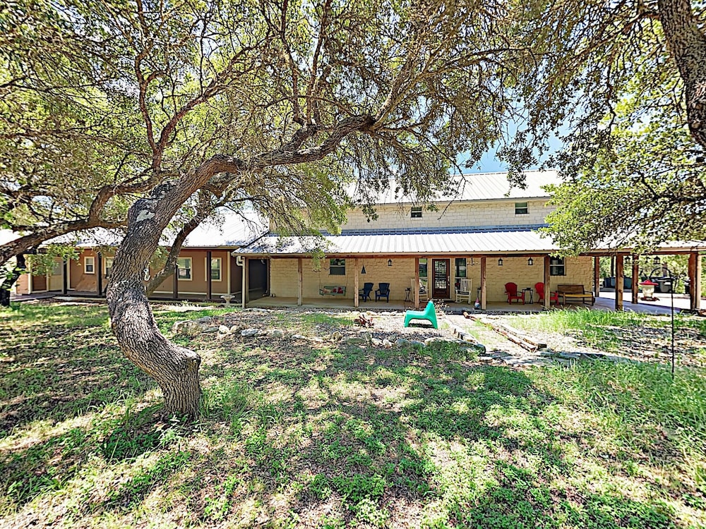 Fabulous 6br Dripping Springs Ranch 6 Bedroom Home — 4-Star Luxury Hotel in Dripping Springs, United States