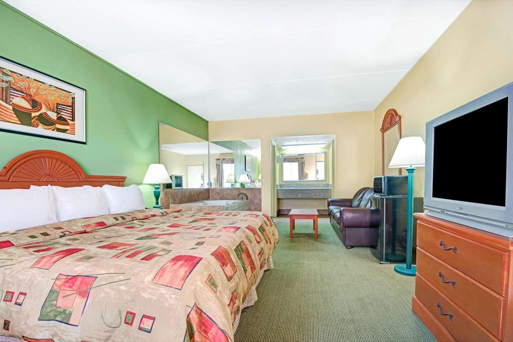 Super 8 by Wyndham Nashville Near Downtown I 40 - photo 8