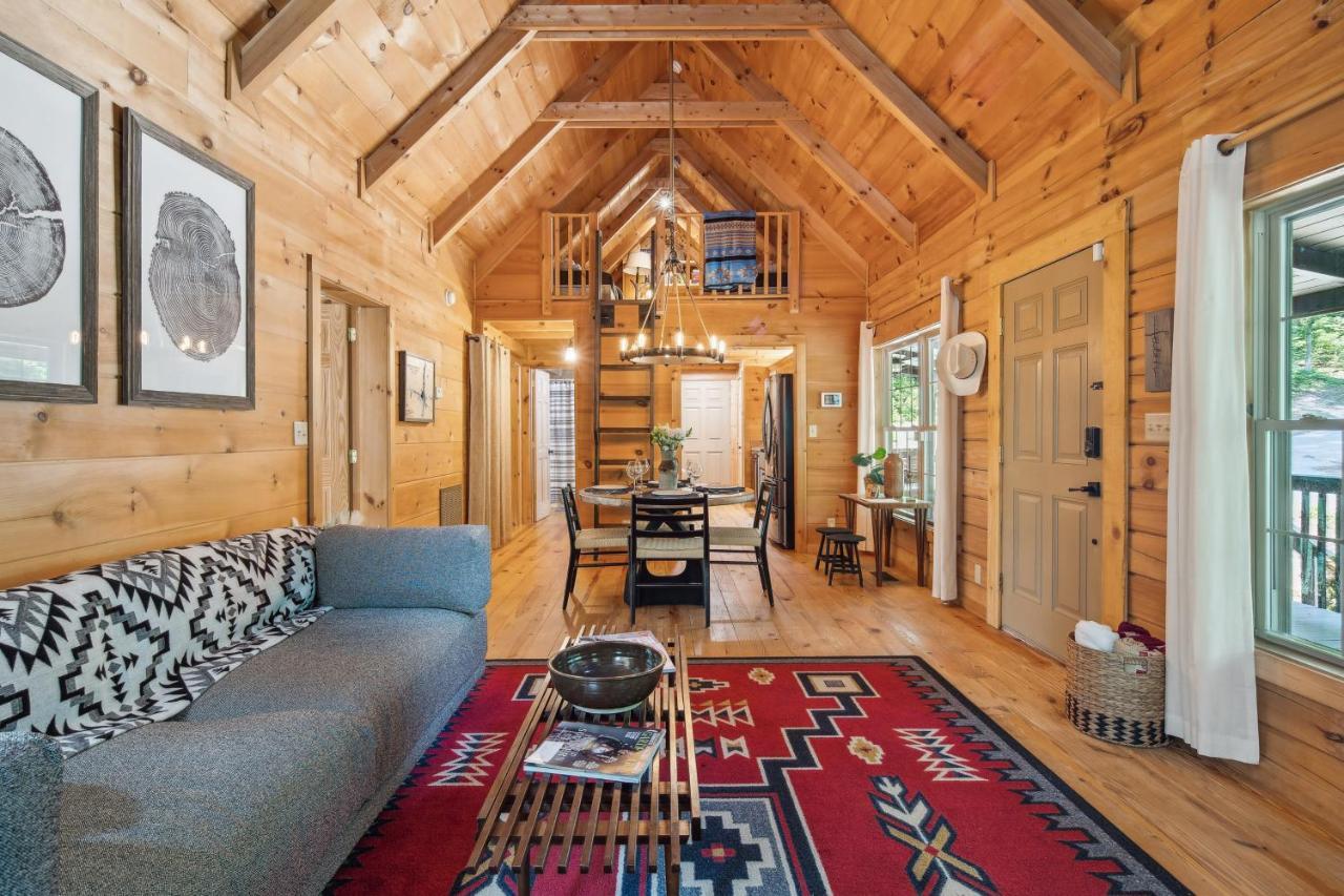 Pet Friendly Lake Lure Cabin with Outdoor Oasis — 4-Star Luxury Hotel in Lake Lure, United States