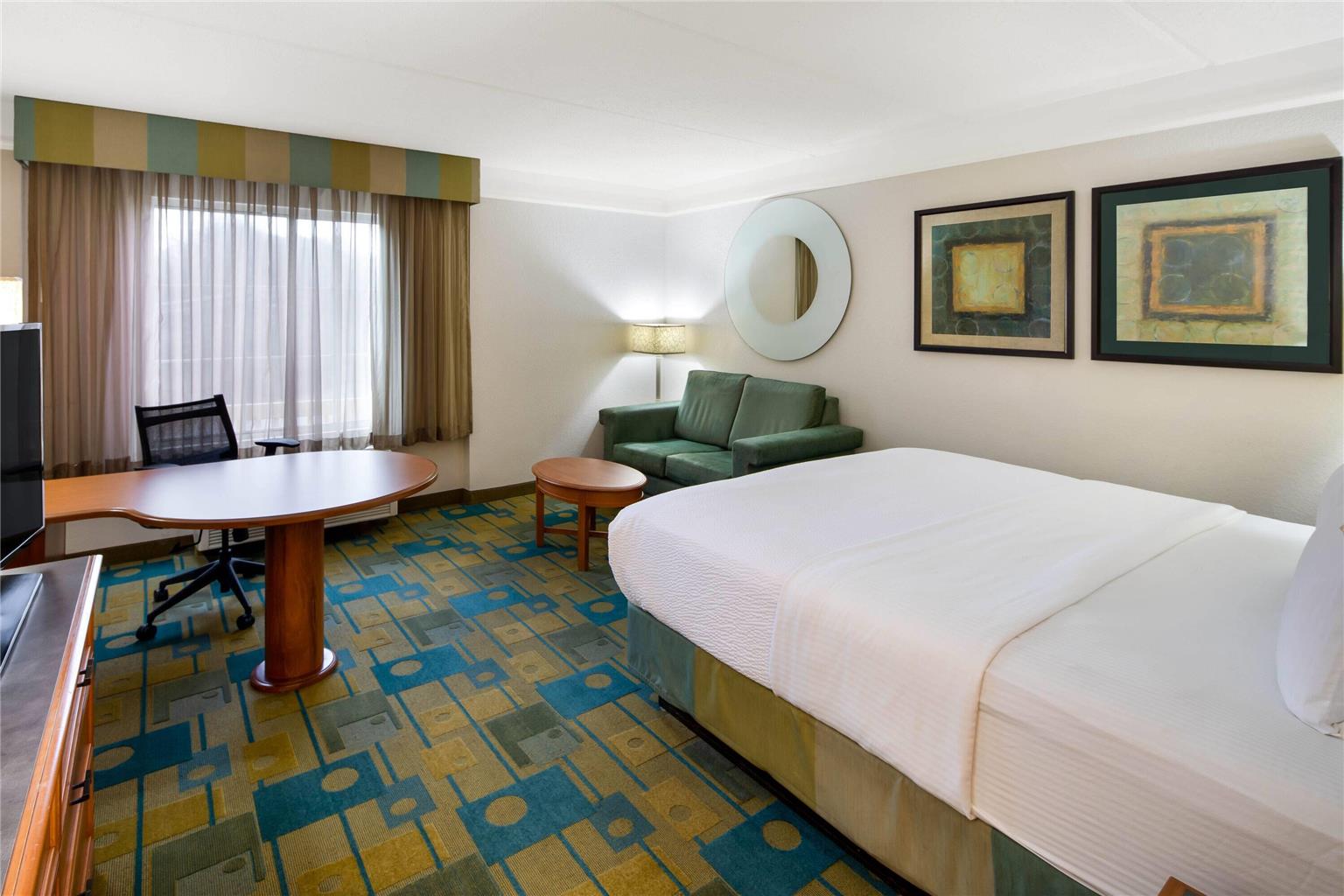 La Quinta by Wyndham Haywood Mall Near Greenville Downtown - photo 32