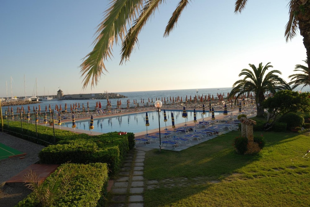 Hotel Baia Del Sole — hotel in Civitavecchia