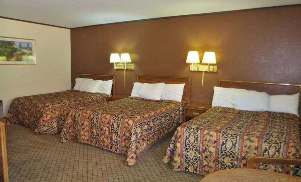 Country Hearth Inn Hannibal - photo 10