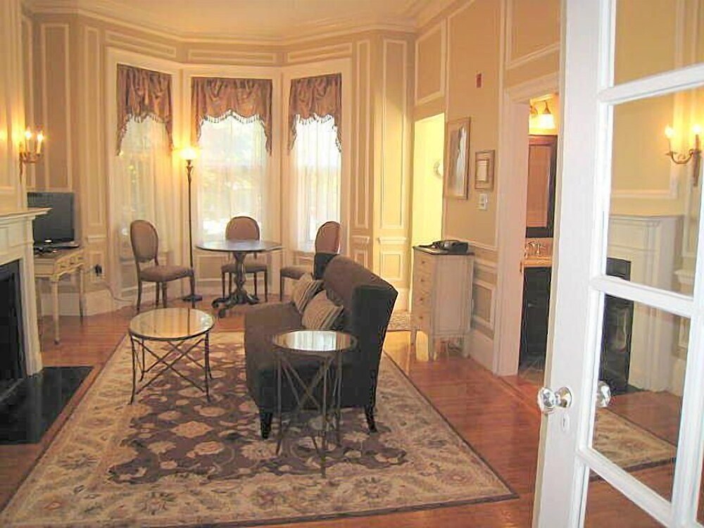 Back Bay Suites - photo 9