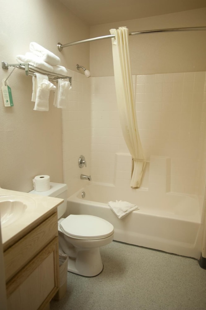 Calipatria Inn And Suites - photo 17