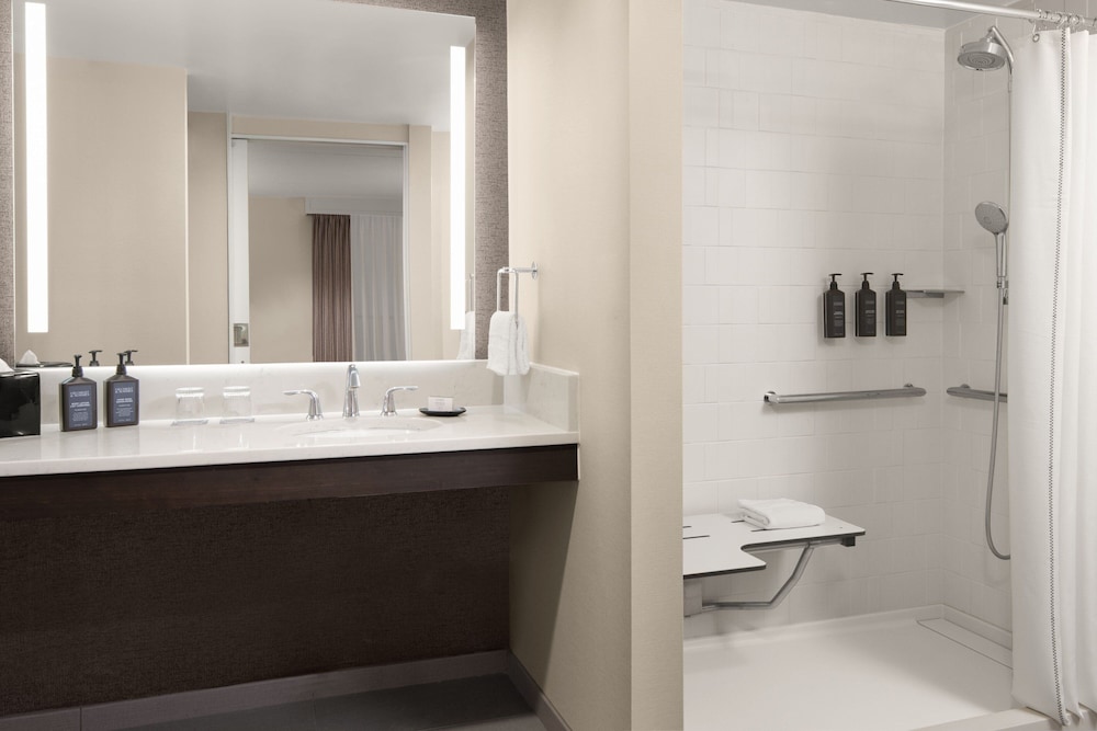 Sheraton Milwaukee Brookfield Hotel - photo 22