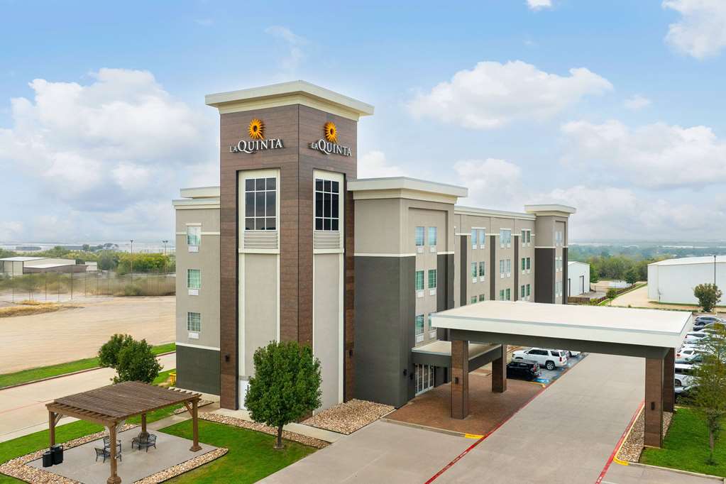 La Quinta Inn & Suites by Wyndham Denton University Drive - photo 3