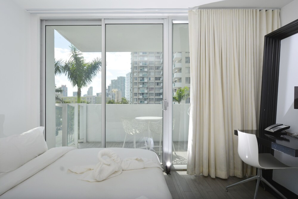 Suite 1100 West Av in a 4 Hotel Pool With DJ #601 - photo 12