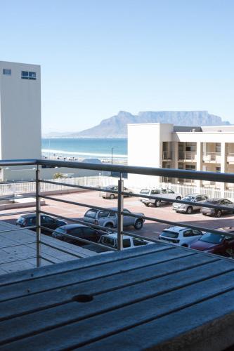 Spacious 3Bed 2bath sleep 8 Beachfront Apartment with Table Mountain and Ocean view