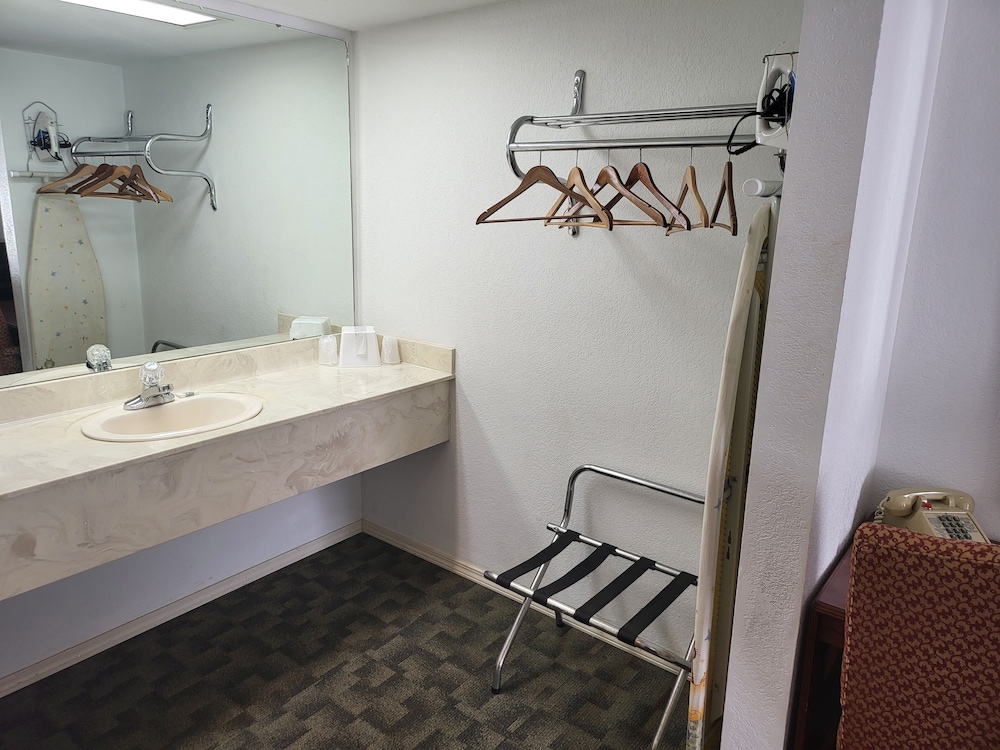 Blue Ribbon Inn and Suites - photo 14