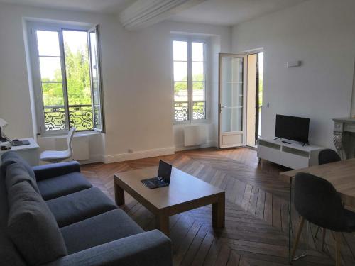 Grand 2p Terrasse Bord de Seine — hotel in Mantes-La-Jolie