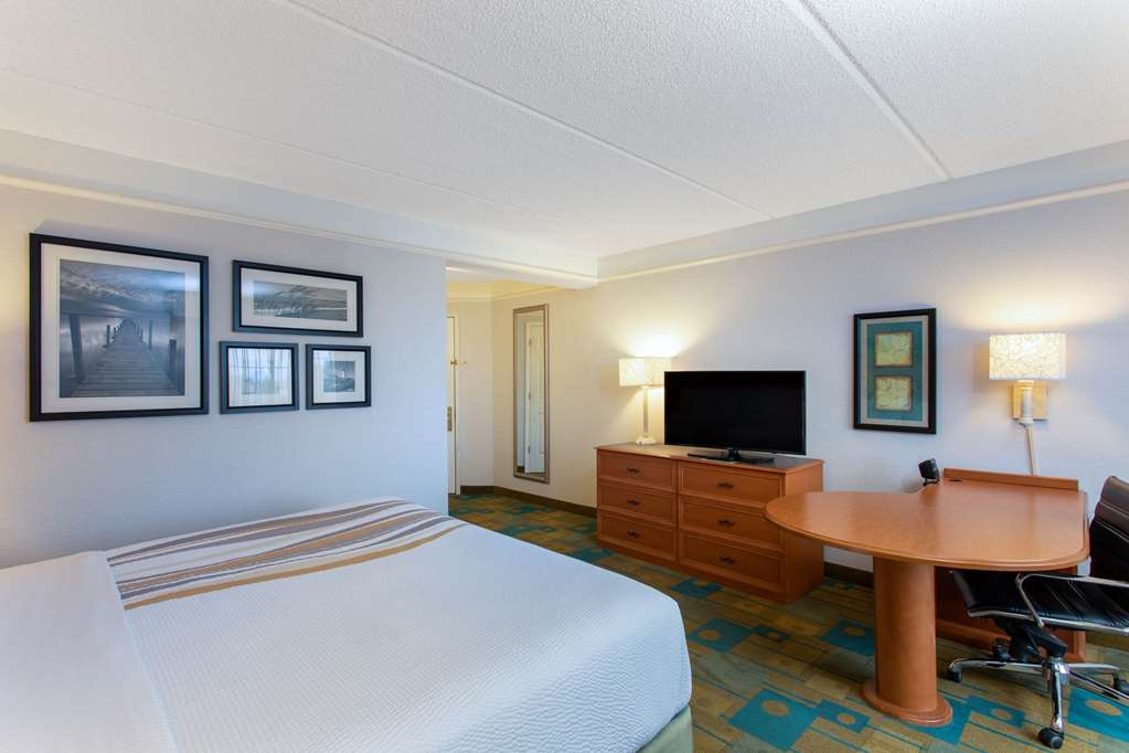 La Quinta Inn & Suites by Wyndham Jacksonville Butler Blvd - photo 10