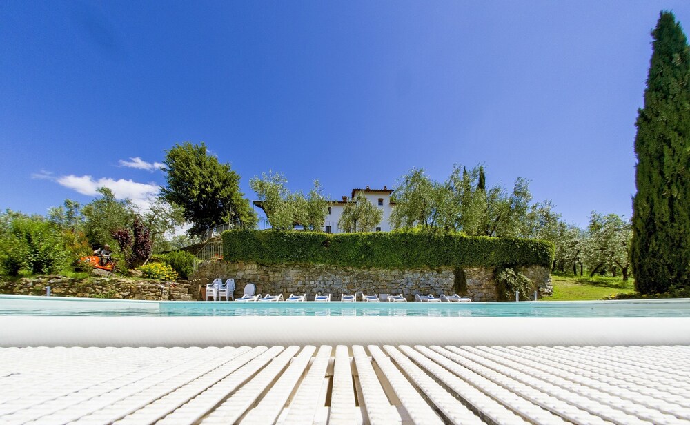 Agriturismo Cafaggio Primo — 4-Star Luxury Hotel in Loro Ciuffenna, Italy