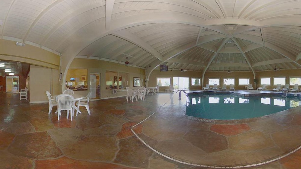 Baymont by Wyndham Youngstown - photo 9