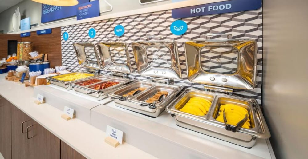 Holiday Inn Express & Suites Fort Myers Airport by IHG - photo 35