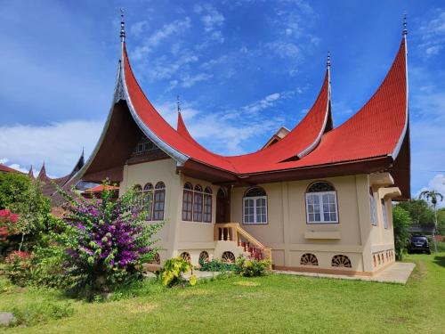 Rumah Gadang Puti Bungsu - last minute hotel in Baso