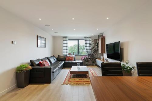 1 Bed Spacious Flat North London 15 Minutes to Central — 4-Star Luxury Hotel in London, United Kingdom