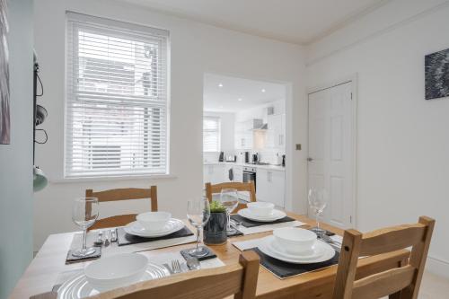 Denebank Lodge Strictly No Parties — 4-Star Luxury Hotel in Liverpool, United Kingdom