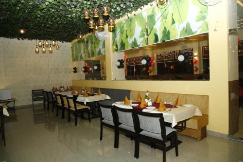 Hotel Manas Plus in Khandwa, India