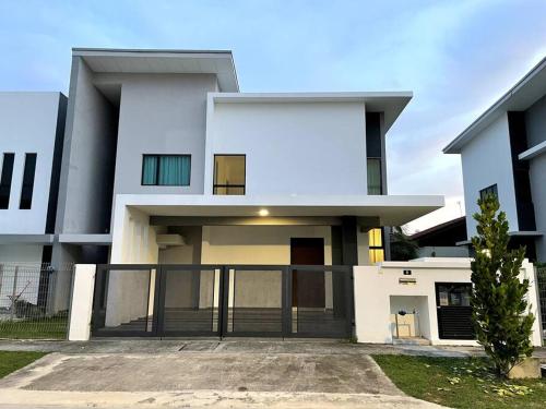 Five Bedrooms Residential Home With Free Wifi — 4-Star Luxury Hotel in Sepang, Malaysia