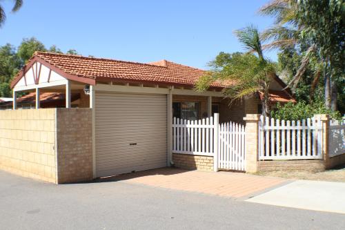 Geraldton Luxury Retreat 2 with free Streaming — 4-Star Luxury Hotel in Geraldton, Australia