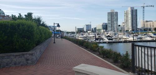 Modern 3BR Apartment Downtown HarborPt I 95 Train — 4-Star Luxury Hotel in Stamford, United States