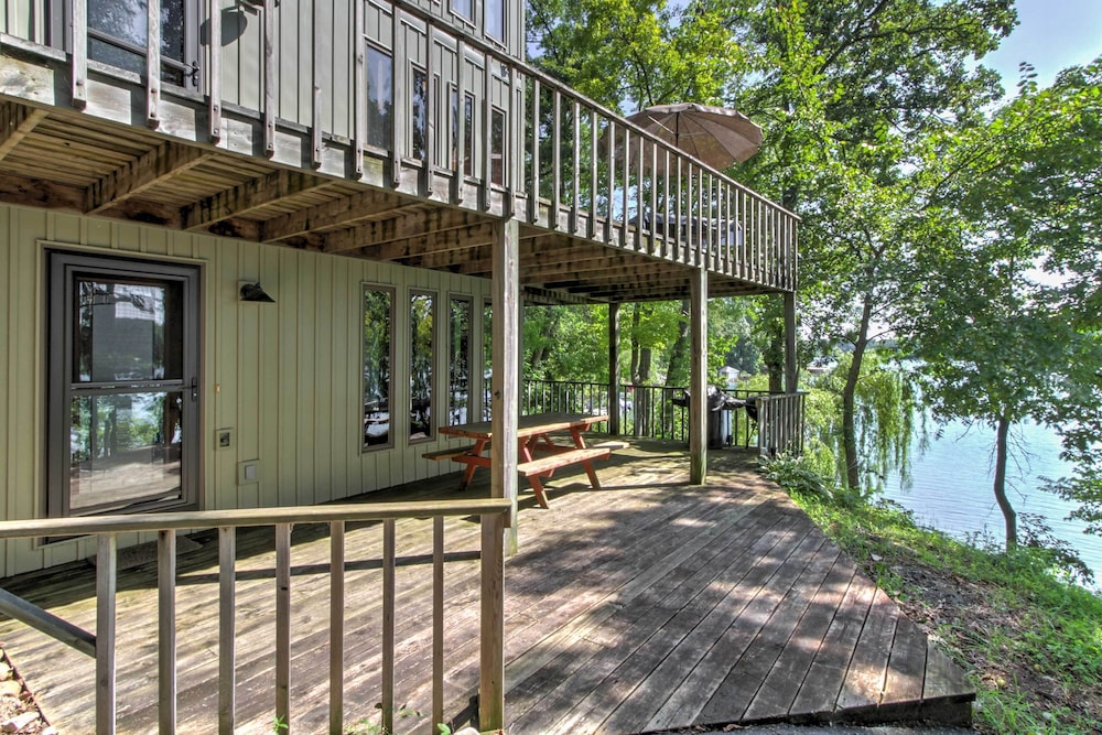 Waupaca Lakefront Home with Pool Table and Dock — 4-Star Luxury Hotel in Waupaca, United States