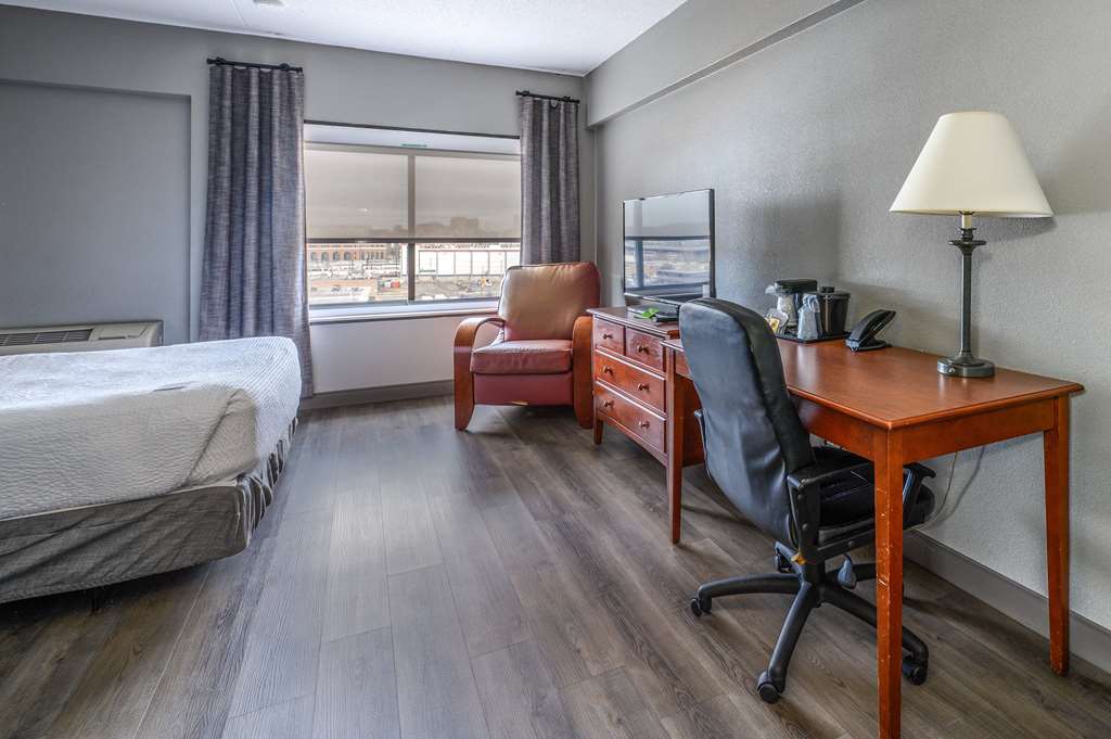 La Quinta Inn & Suites by Wyndham New Haven - photo 14