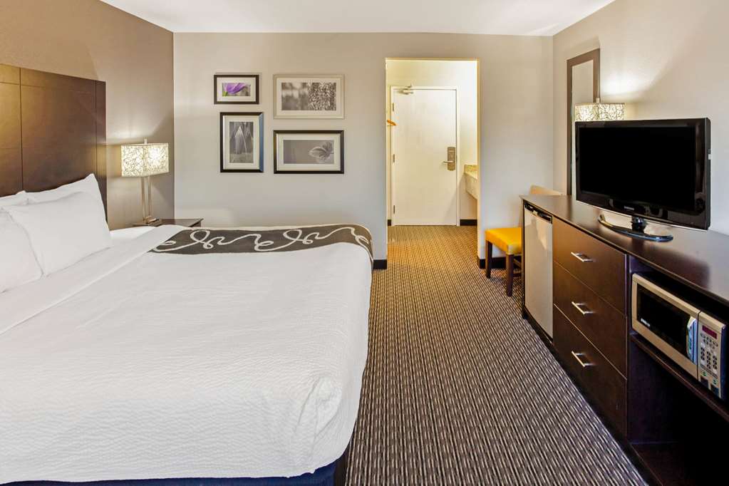 La Quinta Inn & Suites by Wyndham Milwaukee Delafield - photo 20