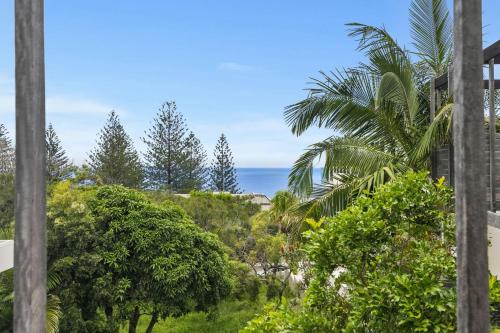 Duke St Convenience At Your Doorstep Beach Living In The Heart Of The Village Close To Cafes Ocean Glimpse — Sunshine Beach
