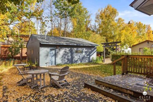 Fireweed Gardens in Roger s Park — 4-Star Luxury Hotel in Anchorage, United States