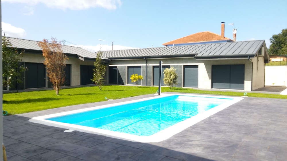 Carballos Altos Apartamentos Turísticos — 4-Star Luxury Hotel in Arzua, Spain