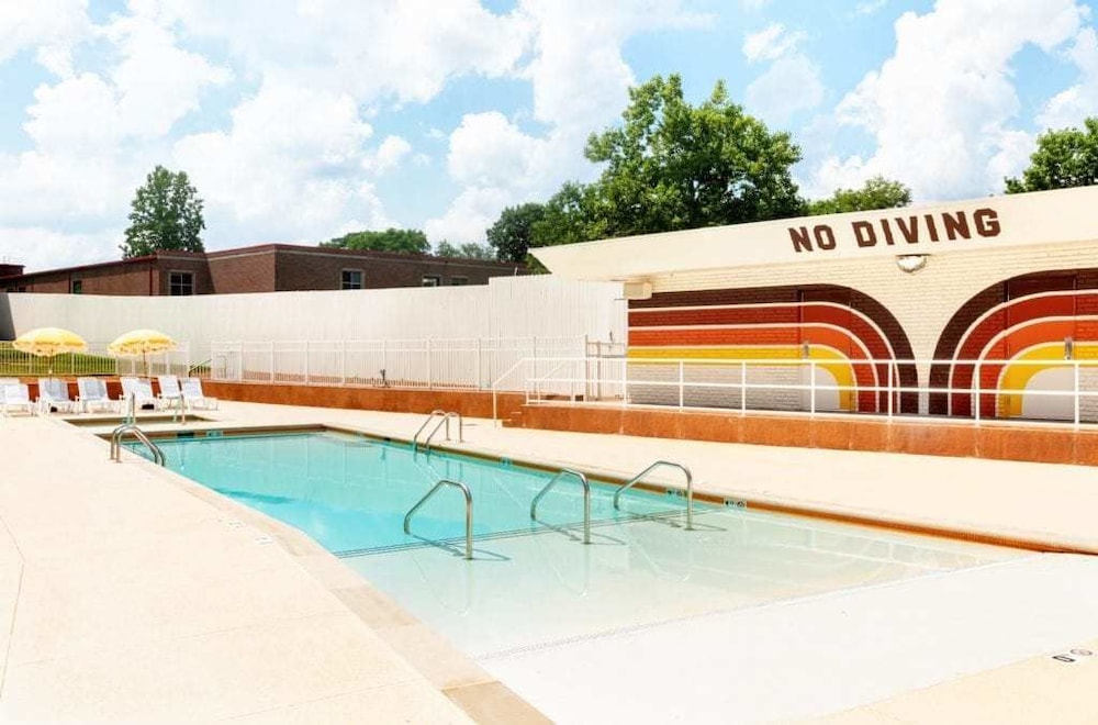 The Dive Motel & Swim Club - photo 23