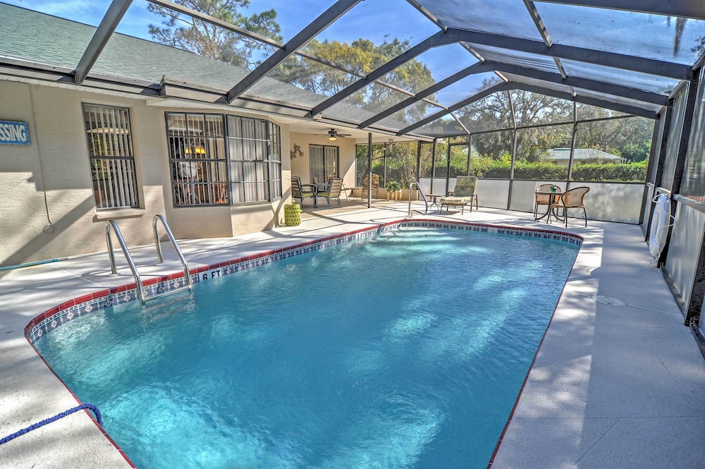 Lanai with Heated Pool Pristine Spring Hill House — 4-Star Luxury Hotel in Spring Hill, United States