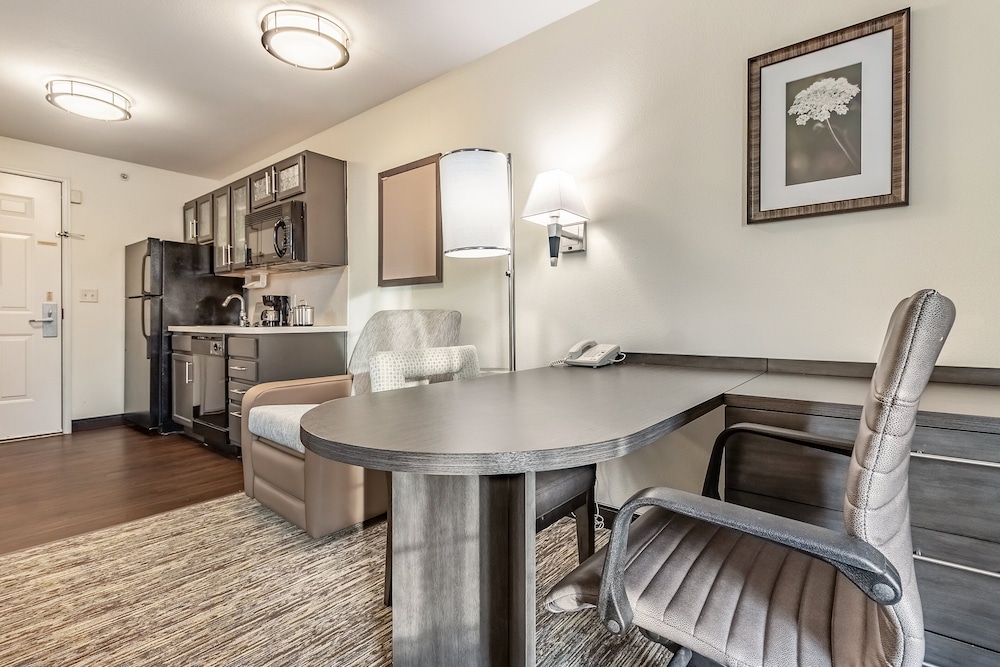 Candlewood Suites Lincoln by IHG - photo 11