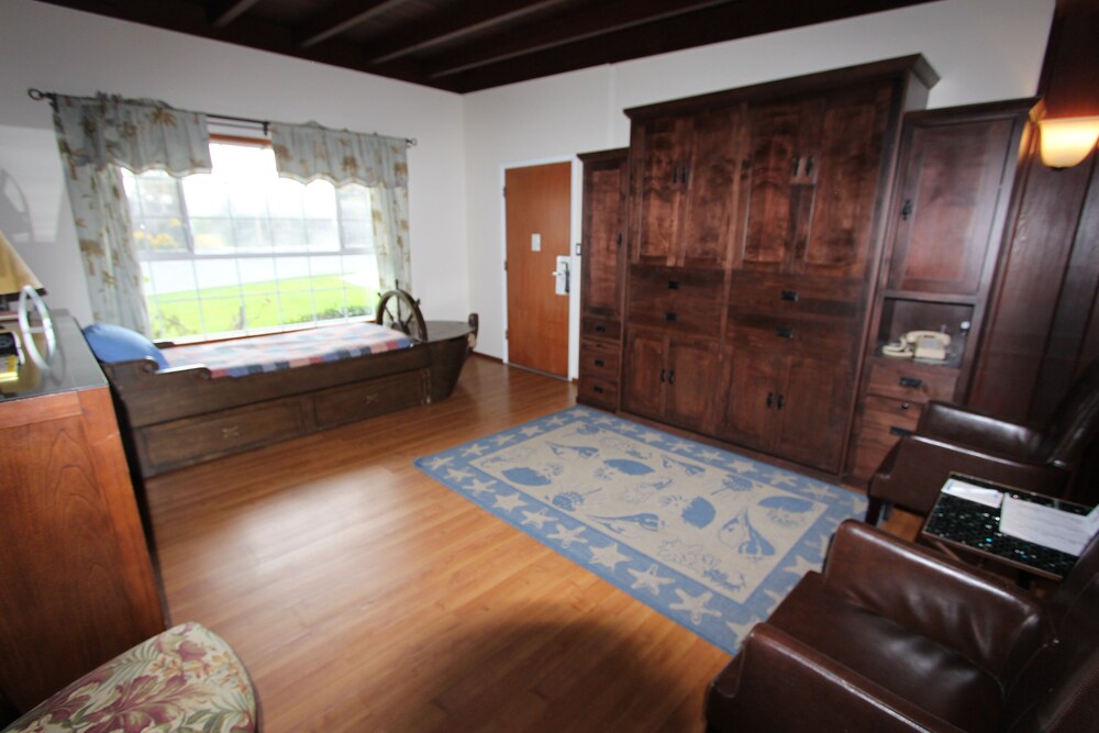 Edgewater Beach Inn - photo 45