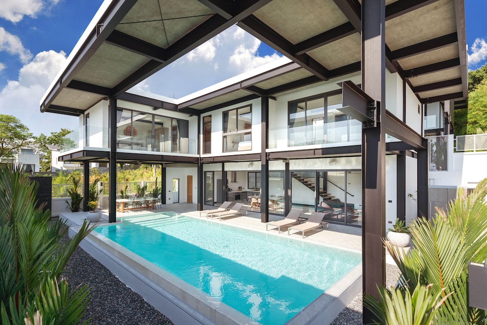 Trendy Modern Pool Villa Sunset Garden 4 — 4-Star Luxury Hotel in Rawai, Thailand