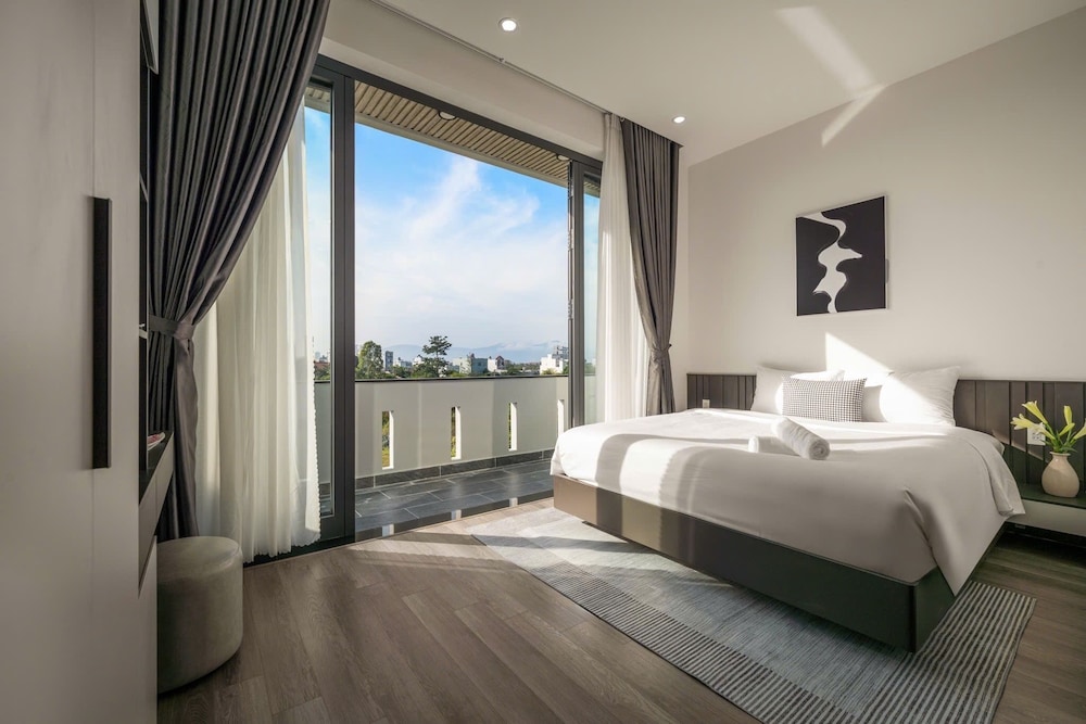 Amelia in Ngu Hanh Son, Vietnam