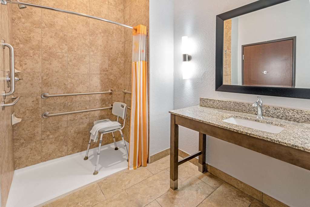 La Quinta Inn & Suites by Wyndham Guthrie - photo 10
