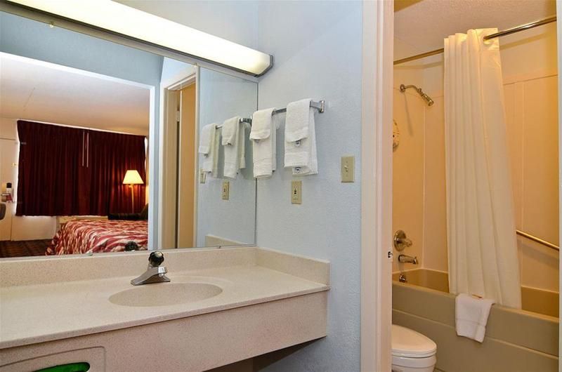 Econo Lodge Cleveland - photo 12