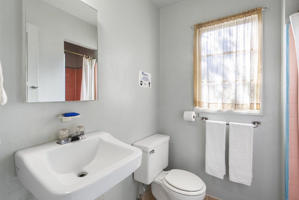The New Star Motel with Studio Kitchens: 1950s Extended Stay Lodging and Retreat Center - photo 64