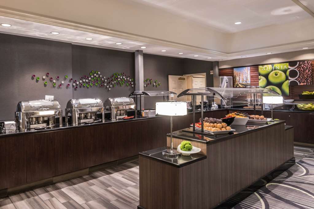 La Quinta Inn & Suites by Wyndham San Antonio Riverwalk - photo 49