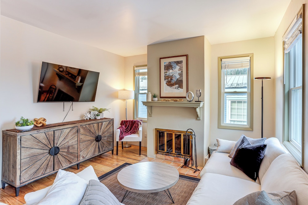Walk to Hot Springs: Updated Retreat in Dtwn Ouray — 4-Star Luxury Hotel in Ouray, United States
