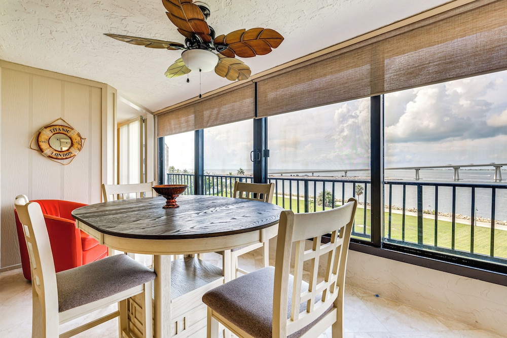 Panoramic Gulf Views: Renovated Fort Myers Condo — 4-Star Luxury Hotel in Fort Myers, United States