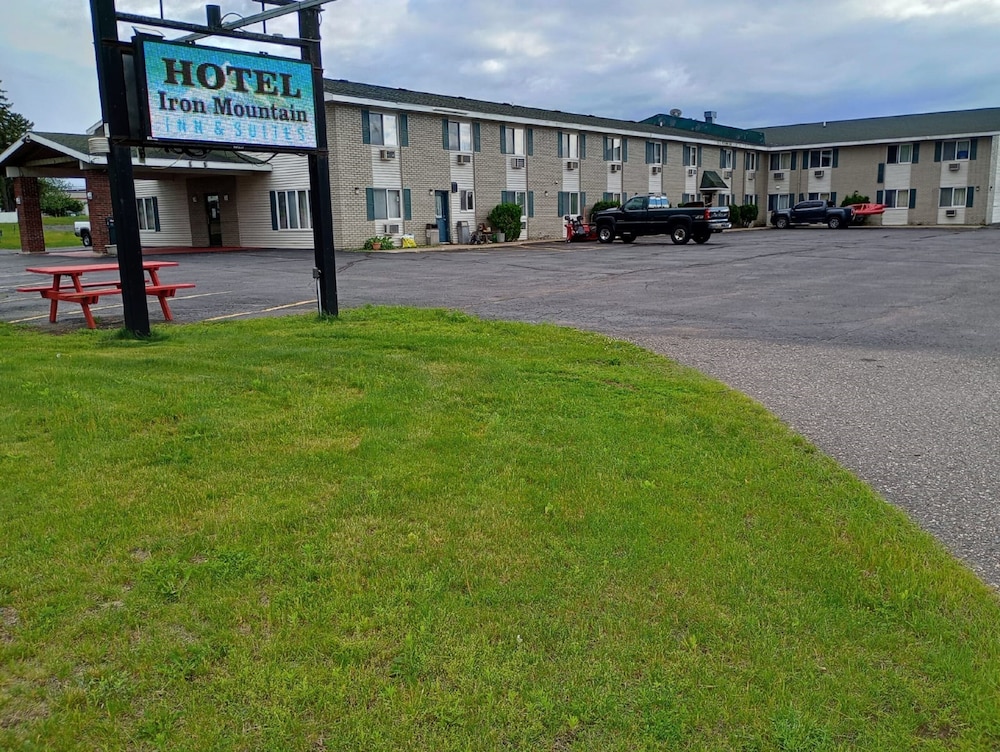 Super 8 by Wyndham Iron Mountain - photo 25