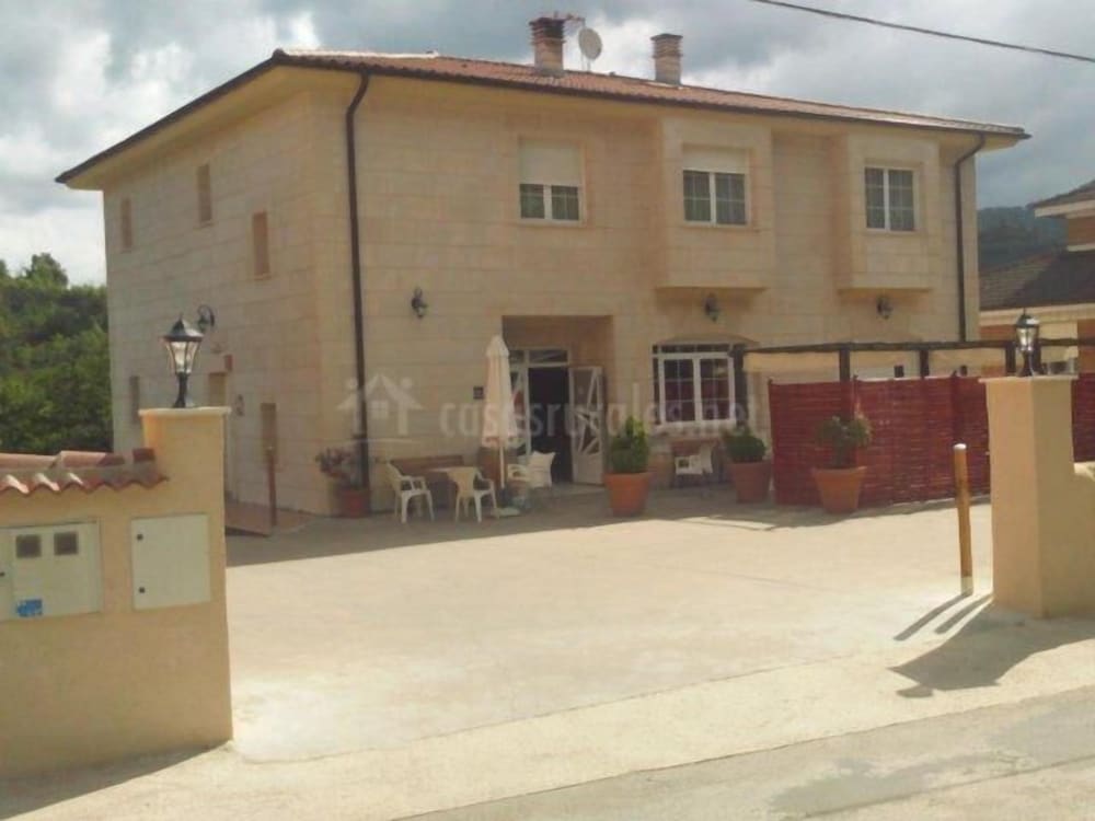 Hotel Rural Puerta De Caderechas — hotel in Ona