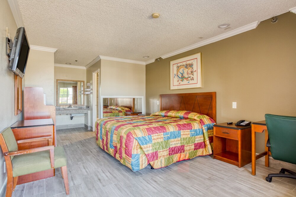Heritage Inn And Suites - photo 8