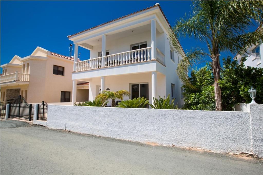 Carilisto Villas Big 4 Bedrooms in Center of Ayia Napa